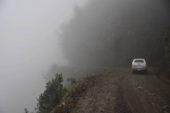Em meio à forte neblina, a Fiona percorre a famosa e temida Carretera de la Muerte, estrada que desce os Andes em direção à Coroico, na Bolívia